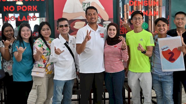 Calon Wali Kota Makassar, Andi Seto Gadhista Asapa saat menyapa warga di sepanjang Jalan Somba Opu, Makassar, Minggu (3/11/2024). (Foto: Istimewa)