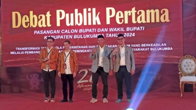 Foto bersama, 2 Paslon Pilkada Bulukumba usai Debat Pertama. [Foto: IST]