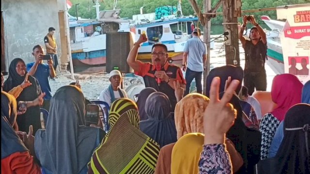 Ketua Tim Pemenangan Harapan Baru Jilid 2, H. Patudangi Azis saat membakar semangat ratusan warga Kessi, Lingkungan Tanah Jaya, Kecamatan Kajang. [Foto: IST]
