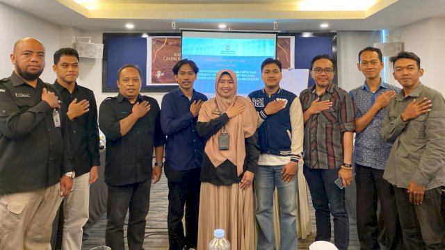 KPU Sulsel resmi menyerahkan sertifikat akreditasi bagi pemantau dan lembaga survei atau jajak pendapat untuk Pilkada serentak tahun 2024, Rabu (6/11/2024). (Foto: Istimewa)