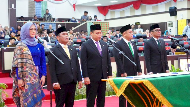 Prosesi pengambilan sumpah dan pelantikan pimpinan definitif DPRD Sulsel periode 2024-2029 di ruang rapat paripurna DPRD Sulsel, Jalan Urip Sumoharjo, Makassar, Kamis (31/10/2024). (Foto: Istimewa)