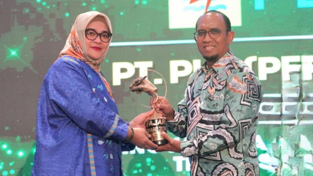GM PLN UID Sulselrabar, Budiono saat menerima penghargaan Fajar Awards 2024 dalam kategori Inovasi dan Kampanye Transasi Energi. (Foto: Istimewa)