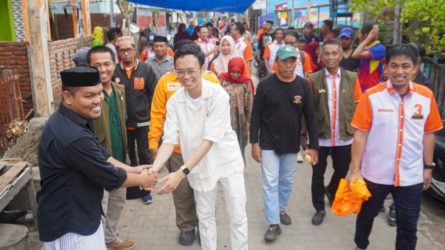 Calon Wakil Wali Kota Makassar, Ilham Ari Fauzi Amir Uskara saat menyambangi warga Pulau Kodingareng dan Pulau Barrang Lompo, Jumat (8/11/2024). (Foto: Istimewa)