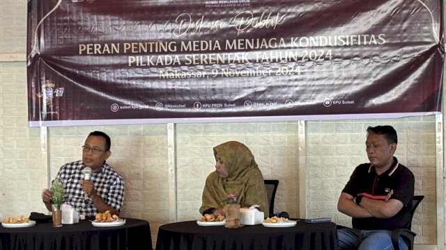 KPU Sulsel menggelar diskusi publik terkait peranan media dalam menjaga kondusifitas Pilkada 2024 di Cafe Red Corner, Jalan Yusuf Dg Ngawing, Makassar, Sabtu (9/11/2024). (Foto: Istimewa)