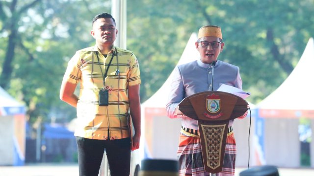 Ketua DPRD Makassar, Supratman saat membacakan sejarah kota pada peringatan Hari Jadi Kota Makassar ke-417 tahun di Lapangan Karebosi Makassar, Sabtu (9/11/2024). (Foto: Istimewa)