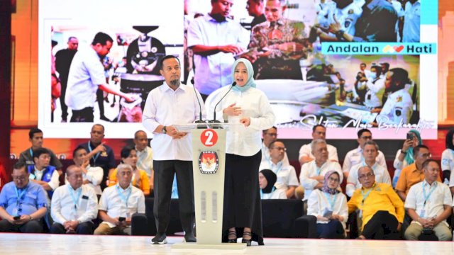 Pasangan Andi Sudirman Sulaiman-Fatmawati Rusdi saat tampil dalam debat publik kedua Pilgub Sulsel 2024 di Hotel Claro, Jalan AP Pettarani, Makassar, Minggu (10/11/2024). (Foto: Istimewa)