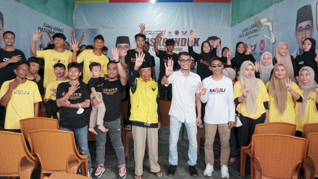Komunitas Gempur mendeklarasikan dukungannya untuk pasangan Muhammad Fauzi-Ajie Saputra di Pilkada Lutra 2024. Deklarasi ini digelar di Kecamatan Bone-Bone, Luwu Utara, Minggu (10/11/2024). (Foto: Istimewa)