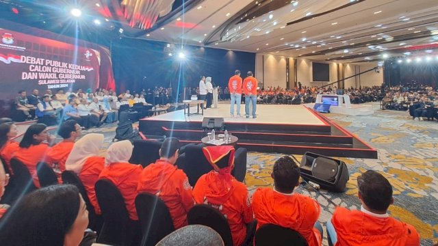 Pasangan Moh Ramdhan Pomanto-Azhar Arsyad saat tampil dalam debat publik kedua Pilgub Sulsel 2024 di Hotel Claro, Jalan AP Pettarani, Makassar, Minggu (10/11/2024). (Foto: Istimewa)