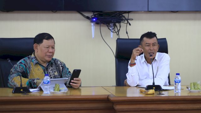 Sekwan DPRD Sulawesi Selatan, M Jabir saat menerima kunjungan Kepala Biro Kesekretariatan Pimpinan Sekretariat Jenderal DPR RI, Muhammad Djazuli, Jumat (8/11/2024). (Foto: Istimewa)