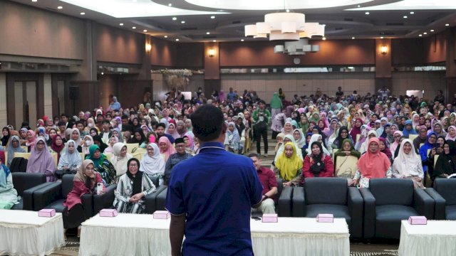 Ribuan emak-emak di Kota Makassar menghadiri silaturahmi bersama Andalan Hati di Menara Bosowa Makassar, Senin (11/11/2024). (Foto: Istimewa)