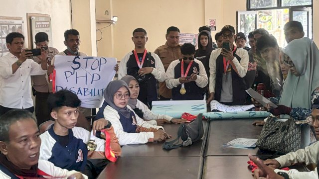 Aliansi Gerakan Pemuda Mahasiswa Atlet Makassar saat menyampaikan aspirasinya di Gedung DPRD Makassar, Jalan AP Pettarani, Makassar, Senin (11/11/2024). (Foto: Istimewa)