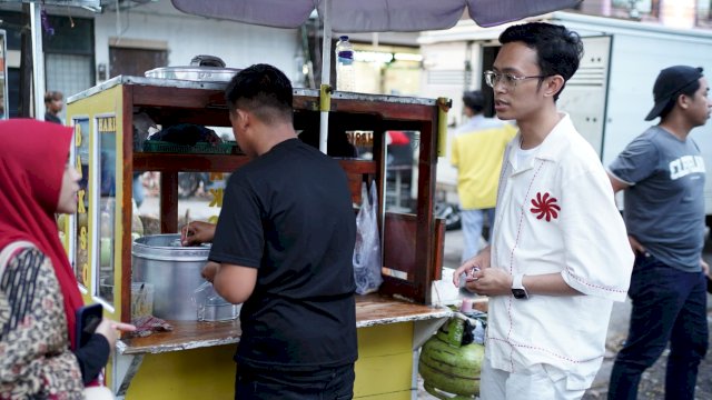 Calon Wakil Wali Kota Makassar nomor urut 3, Ilham Ari Fauzi Amir Uskara saat membeli dagangan pelaku UMKM belum lama ini. (Foto: Istimewa)
