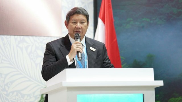 Utusan Khusus Presiden Republik Indonesia dalam COP29, Hashim Djojohadikusumo memberikan keynote speech di sesi talkshow CEO Climate Talks bertajuk "Enhancing Ambition on Renewable Energy" di Indonesia Pavilion, Baku, Azerbaijan, Senin, (11/11/2024). (Foto: Istimewa)