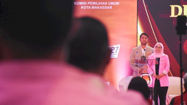 Pasangan Andi Seto Gadhista Asapa-Rezki Mulfiati Lutfi saat tampil di debat kedua Pilwalkot Makassar 2024 yang digelar di Hotel Four Points by Sheraton, Jalan Andi Djemma, Makassar, Rabu (13/11/2024). (Foto: Istimewa)