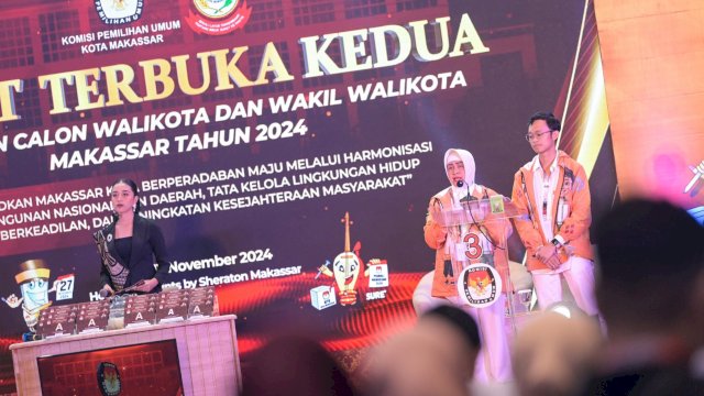 Pasangan Indira Yusuf Ismail-Ilham Ari Fauzi AU saat tampil di debat kedua Pilwalkot Makassar 2024 yang digelar di Hotel Four Points by Sheraton, Jalan Andi Djemma, Makassar, Rabu (13/11/2024). (Foto: Istimewa)