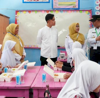 Pj Gubernur Sulsel Prof Zudan Dampingi Wapres Gibran Tinjau Makan Bergizi Gratis di Maros