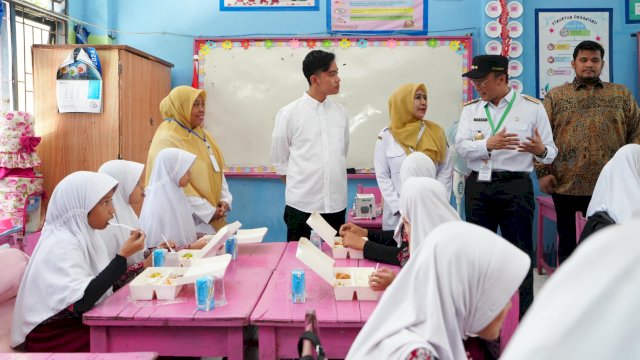 Wakil Presiden RI, Gibran Rakabuming Raka saat melakukan peninjauan simulasi makan bergizi gratis di SDN 103 Inpres Hasanuddin di Kecamatan Mandai, Kabupaten Maros, Rabu (13/11/2024). (Foto: Istimewa)