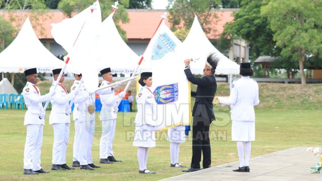 Pj Gubernur Papua Selatan, Rudy Sufahriadi saat menjadi inspektur upacara peringatan Hari Jadi Provinsi Papua Selatan ke-2 di Monumen Kapsul Waktu Merauke, Senin (11/11/2024). (Foto: Humas Pemprov PPS)