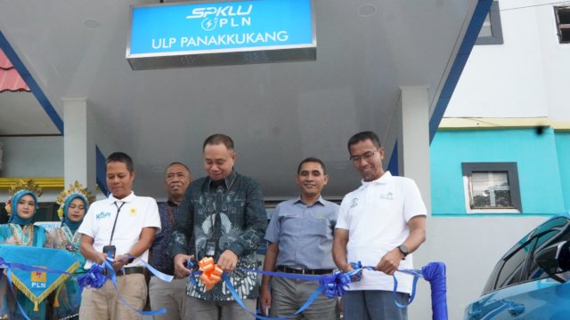 Manajemen PLN UID Sulselrabar saat meresmikan secara simbolis SPKLU PLN ULP Panakukkang, Kota Makassar. (Foto: Istimewa)