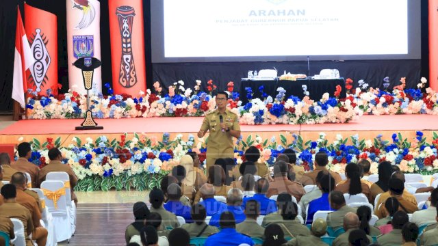 Pj Gubernur Papua Selatan, Rudy Sufahriadi menyampaikan arahan di hadapan ratusan ASN Pemprov Papua Selatan di Gedung Olahraga Merauke, Selasa (12/11/2024). (Foto: Humas Pemprov PPS)