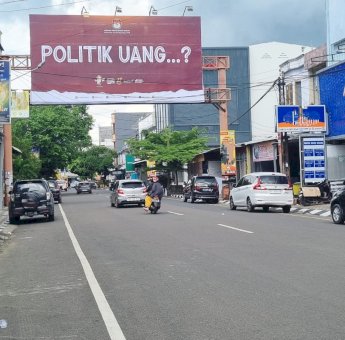 Pesan ‘Politik Uang?’ di Baliho KPU Sulsel, Warga Parepare Terpancing Penasaran