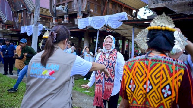 Calon Wakil Gubernur Sulsel, Fatmawati Rusdi saat melakukan kampanye terbatas di Kelurahan Nonongan Utara, Kecamatan Sopai, Toraja Utara, Jumat (15/11/2024). (Foto: Istimewa)
