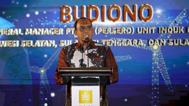 GM PLN UID Sulselrabar, Budiono saat memberikan sambutan dalam acara Costumer Gathering di Kota Makassar pada Kamis (14/11/2024). (Foto: Istimewa)