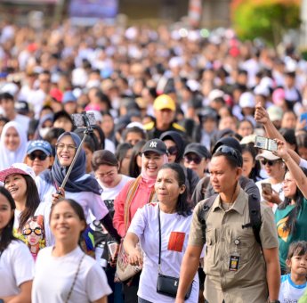 Andi Sudirman dan Fatmawati Kompak Hadir di Tana Toraja, Jalan Sehat Bersama Warga