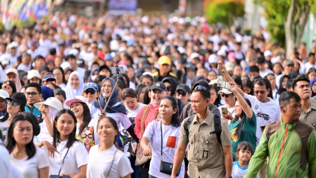 Pasangan calon gubernur dan wakil gubernur Sulsel, Andi Sudirman Sulaiman dan Fatmawati Rusdi kompak hadir menemani masyarakat dalam acara Jalan Sehat Anti Mager di Kecamatan Makale, Tana Toraja, Sabtu (16/11/2024). (Foto: Istimewa)