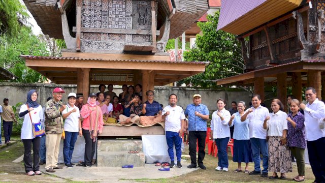 Pasangan Andi Sudirman Sulaiman-Fatmawati Rusdi saat bersilaturahmi di Kecamatan Rembon, Tana Toraja, Sabtu (16/11/2024). (Foto: Istimewa)
