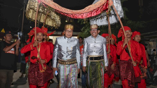 Pasangan Moh Ramdhan Pomanto-Azhar Arsyad saat menghadiri undangan dari Raja Adat Marusu di Balla Lompoa Kassi Kebo, Kabupaten Maros, Sabtu (16/11/2024) malam. (Foto: Istimewa)