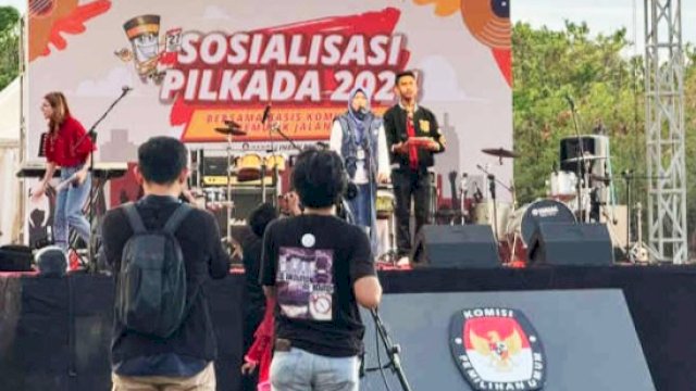 KPU Sulawesi Selatan menggelar sosialisasi partisipasi pemilih untuk Pilkada 2024 di Pantai Indah Bosowa, Jalan Metro Tanjung Bunga, Makassar, Sabtu (16/11/2024). (Foto: Istimewa)