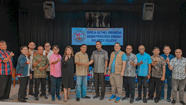 Calon Wali Kota Makassar, Andi Seto Gadhista Asapa saat bersilaturahmi dengan pengurus Gereja Bethel Indonesia (GBI) Badan Pengurus Daerah (BPD) Sulsel, Senin (18/11/2024). (Foto: Istimewa)