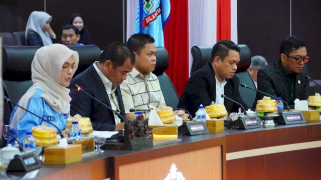 Suasana rapat paripurna pengesahan dan penetapan AKD DPRD Sulsel di Kantor DPRD Sulsel, Jalan Urip Sumoharjo, Makassar, Senin (18/11/2024). (Foto: Humas DPRD Sulsel)
