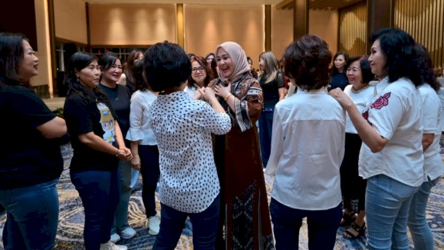 Calon Wakil Gubernur Sulawesi Selatan, Fatmawati Rusdi saat menghadiri silaturahmi dengan ratusan tokoh dan warga Sulsel keturunan Tionghoa di Hotel The Rinra, Makassar, Senin (18/11/2024) malam. (Foto: Istimewa)