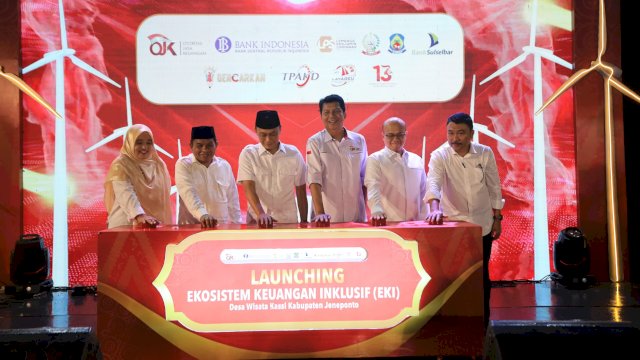 Kepala OJK Sulselbar Darwisman (ketiga kanan) saat menghadiri launching EKI, di Desa Wisata Kassi, Kabupaten Jeneponto, kemarin. (Dok. OJK Sulselbar)