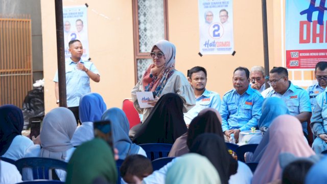 Calon Bupati Gowa, Husniah Talenrang saat bersilaturahmi dengan ratusan warga di Lingkungan Sero, Kelurahan Tombolo, Kecamatan Sombaopu, Kabupaten Gowa, Selasa (19/11/2024). (Foto: Istimewa)