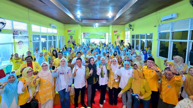 Pertemuan Calon Wakil Gubernur Sulsel, Fatmawati Rusdi dengan kader Partai Golkar Bulukumba di Kantor Golkar Bulukumba, Kecamatan Ujung Bulu, Selasa (19/11/2024). (Foto: Istimewa)