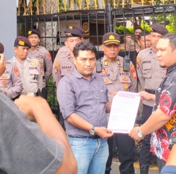 Demo di Kantor Gubernur Sulsel, Aliansi Penyelamat Demokrasi Tuntut Perpanjangan Cuti Walikota Makassar