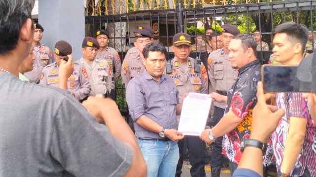 Massa Aliansi Penyelamat Demokrasi saat melakukan aksi unjuk rasa di Kantor Gubernur Provinsi Sulawesi Selatan, Jalan Urip Sumoharjo, Makassar, Kamis (21/11/2024). (Foto: Istimewa)