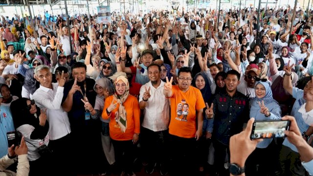 Pasangan Calon Bupati dan Wakil Bupati Gowa, Husniah Talenrang-Darmawangsyah Muin foto bersama warga saat melakukan sosialisasi belum lama ini. (Foto: Istimewa)