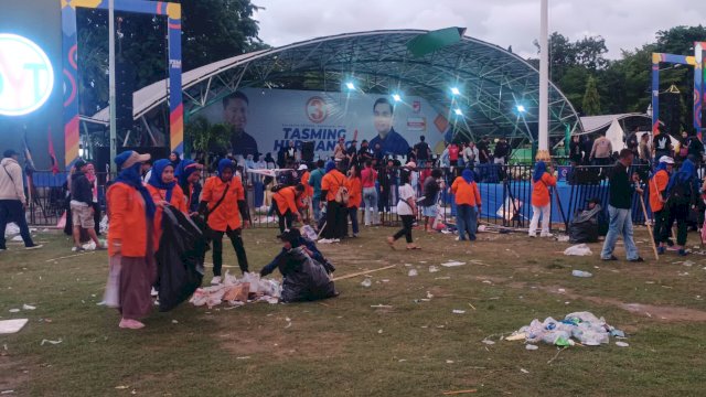 Ket: Panitia, Relawan hingga simpatisan TSM-MO bersih-bersih Lapangan Andi Makkasau usai Kampanye Akbar