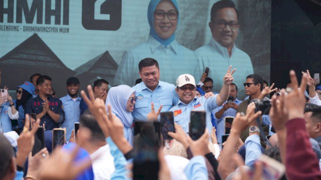 Adnan Purichta Ichsan saat hadir langsung mengampanyekan Hati Damai di depan ribuan masyarakat di Kecamatan Bajeng dan Bajeng Barat, Kabupaten Gowa, Jumat (22/11/2024). (Foto: Istimewa)