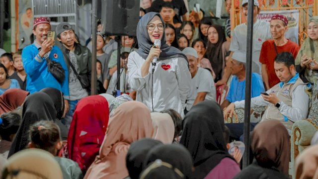Ketua Tim Pemenangan SEHATI, Andi Rachmatika Dewi saat turun langsung menyosialisasikan pasangan Andi Seto Asapa-Rezki Mulfiati Lutfi di tengah-tengah warga Kota Makassar belum lama ini. (Foto: Istimewa)
