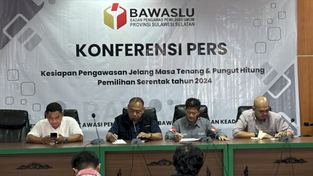 Anggota Bawaslu Sulsel, Saiful Jihad memberikan pemaparan dalam sesi jumpa pers di Kantor Bawaslu Sulsel, Jalan AP Pettarani, Makassar, Jumat (22/11/2024). (Foto: Istimewa)