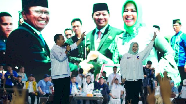 Calon Gubernur dan Wakil Gubernur Sulsel, Andi Sudirman Sulaiman-Fatmawati Rusdi saat melakukan kampanye akbar di GOR Sudiang, Jalan Pajjaiang, Makassar, Sabtu (23/11/2024). (Foto: Istimewa)