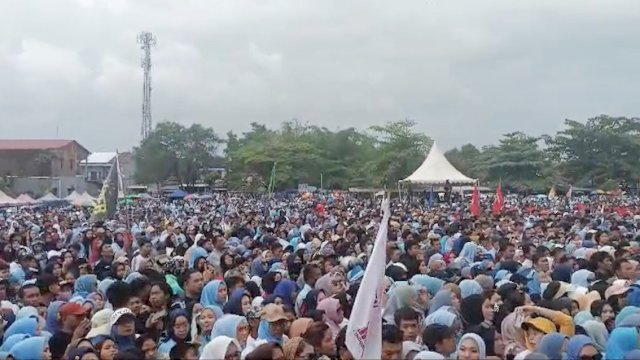 Suasana kampanye akbar pasangan Husniah Talenrang-Darmawangsyah Muin di Lapangan Desa Pattallassang, Kecamatan Pattallassang, Sabtu (23/11/2024). (Foto: Istimewa)