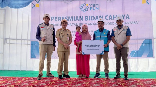 Penyerahan simbolis bantuan makanan tambahan balita dari PT PLN (Persero) melalui Yayasan Baitul Maal (YBM) PLN UID Sulselrabar. (Foto: Istimewa)