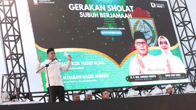 Wali Kota Makassar, Moh Ramdhan Pomanto memberikan sambutan dalam kegiatan salat subuh berjamaah di Anjungan City of Makassar, Minggu (24/11/2024). (Foto: Istimewa)