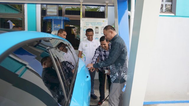 Manajemen PLN UID Sulselrabar tengah mengisi daya kendaraan listrik di SPKLU PLN ULP Panakukkang, Makassar. (Foto: Istimewa)